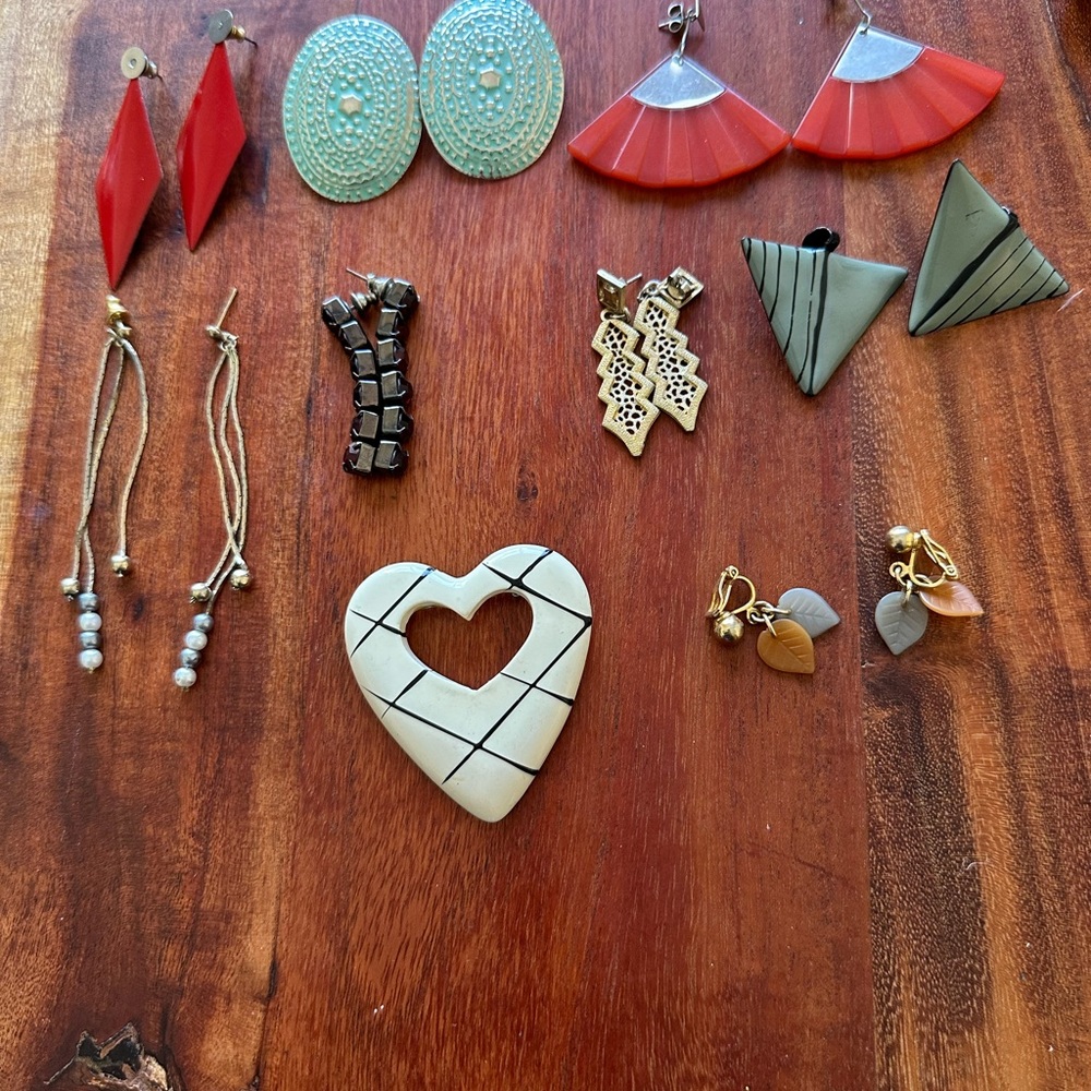 Eight vintage earrings and a heart shaped pin..for more details comment me